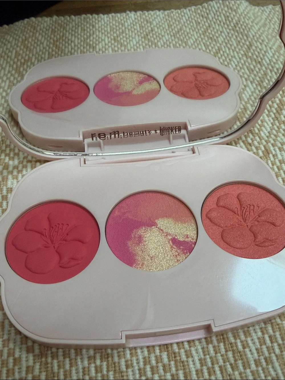r.e.m. beauty Wicked for Good Cherry Blossom Blush Palette - Pink